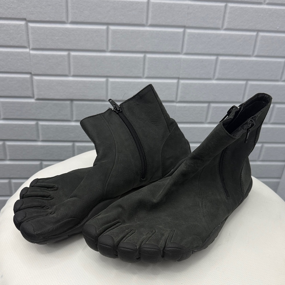 Mens ‘s black leather Vibram FiveFingers Bormio